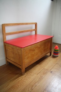ancien coffre à jouets banc années 50 mobilier enfants vintage Rouge Garden