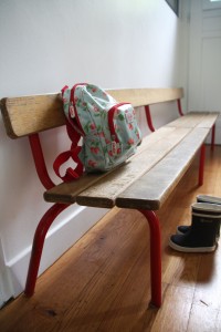 ancien petit banc d'école maternelle mobilier vintage Rouge Garden