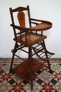 chaise haute ancienne cannée cannage Rouge Garden