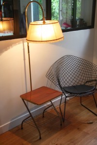 lampe table porte revue années 50 60 mobilier vintage Rouge Garden