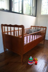 lit bébé ancien années 60 mobilier vintage Rouge Garden