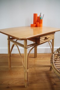 petit bureau table rotin osier mobilier vintage enfants Rouge Garden