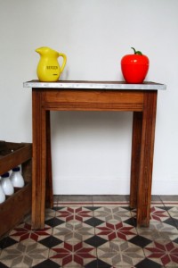 petite table en bois vintage Rouge Garden
