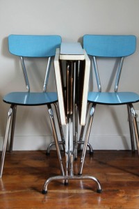 table et chaises formica bleue pliée vintage Rouge Garden