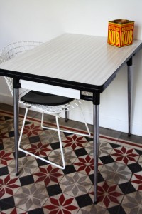 table formica blanche Rouge Garden