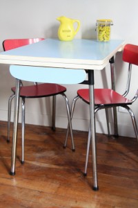 table formica bleue et chaises formica rouge vintage Rouge Garden