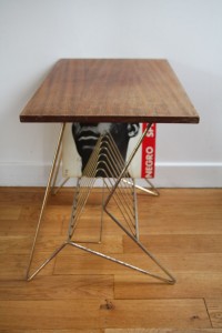 table porte vinyles en bois et métal années 50 60 Rouge Garden